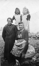 1942-08 Longefoy - Henri Villiot - Clotilde Boch Servante du Curé - avec Michelle et Christiane.jpg